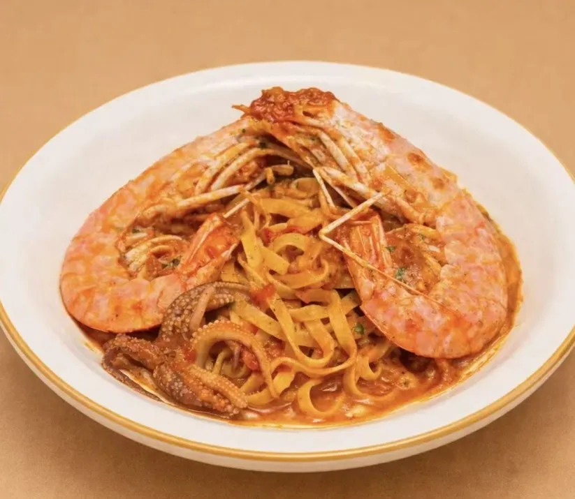 アルゼンチン赤海老とイカの手打ちパスタ