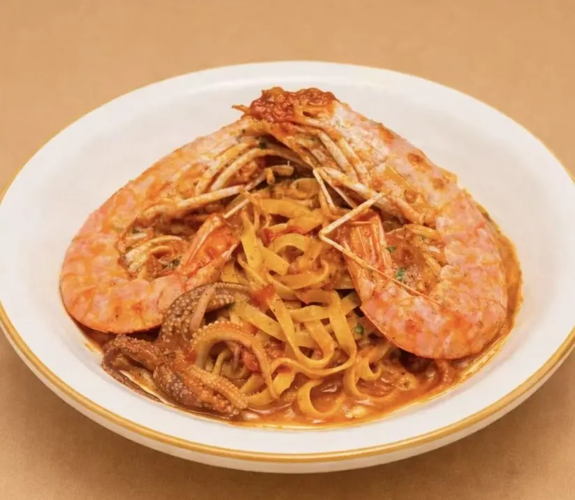 アルゼンチン赤海老とイカの手打ちパスタ