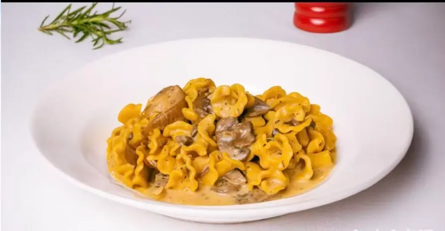 クリームマッシュルームのパスタ、ローズマリーを添えて