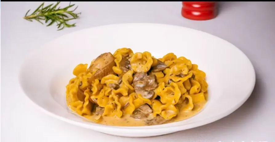 クリームマッシュルームのパスタ、ローズマリーを添えて
