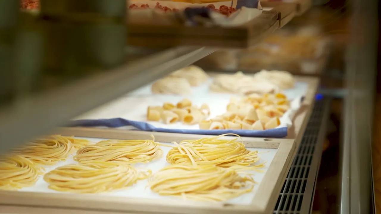 店内の生パスタのショーケース、その日打ったパスタが並ぶ