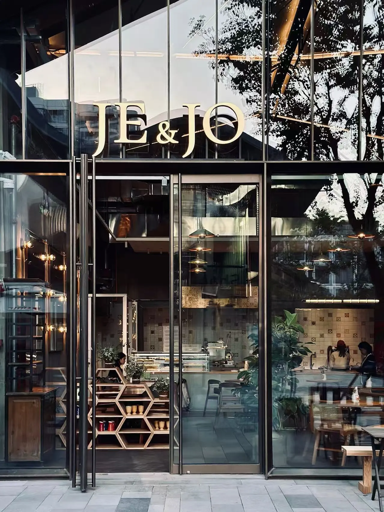 昼のJE&JOガラス張りの店構え、店内の席が見える