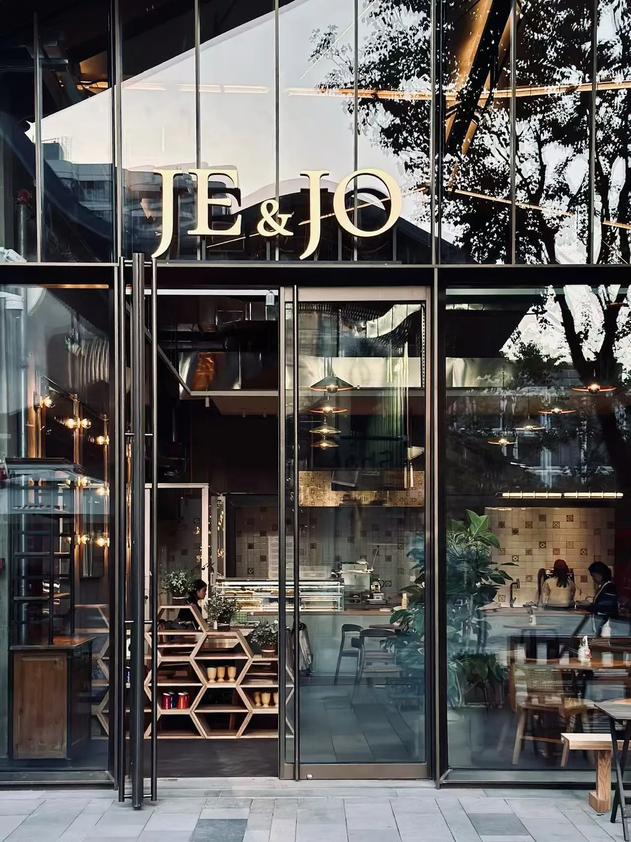 昼のJE&JOガラス張りの店構え、店内の席が見える